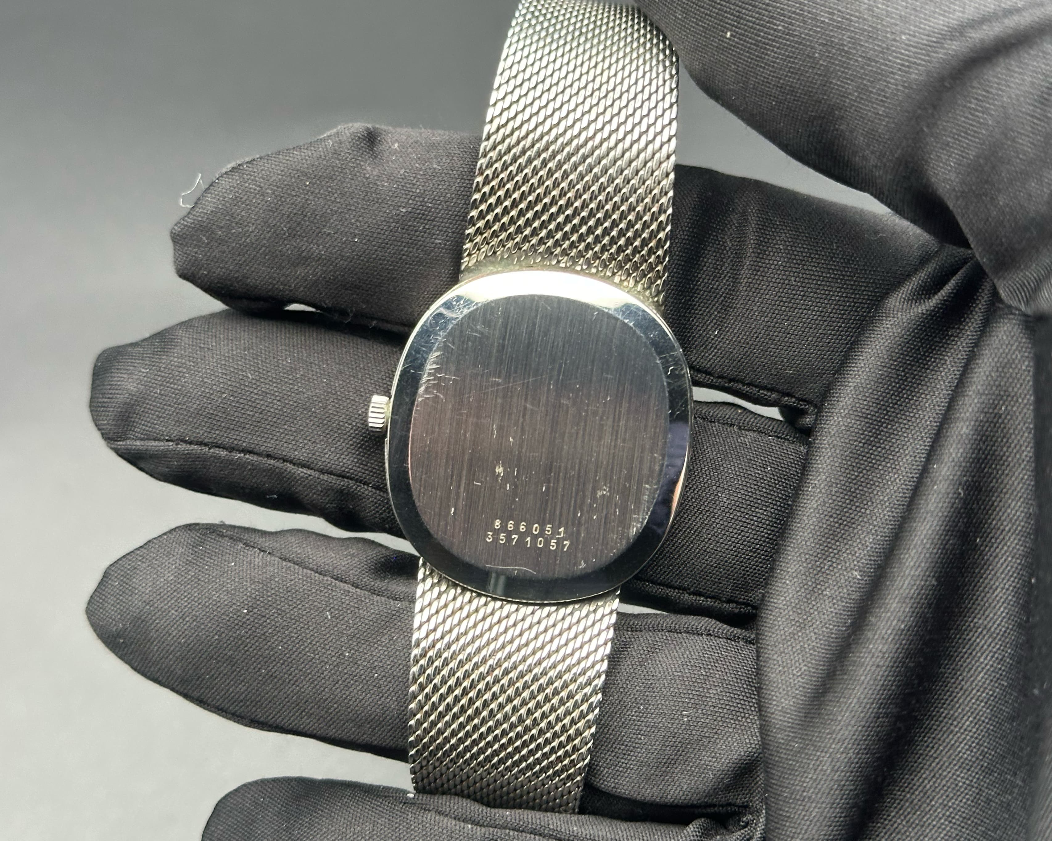Universal Geneve white shadow dial integrated bracelet