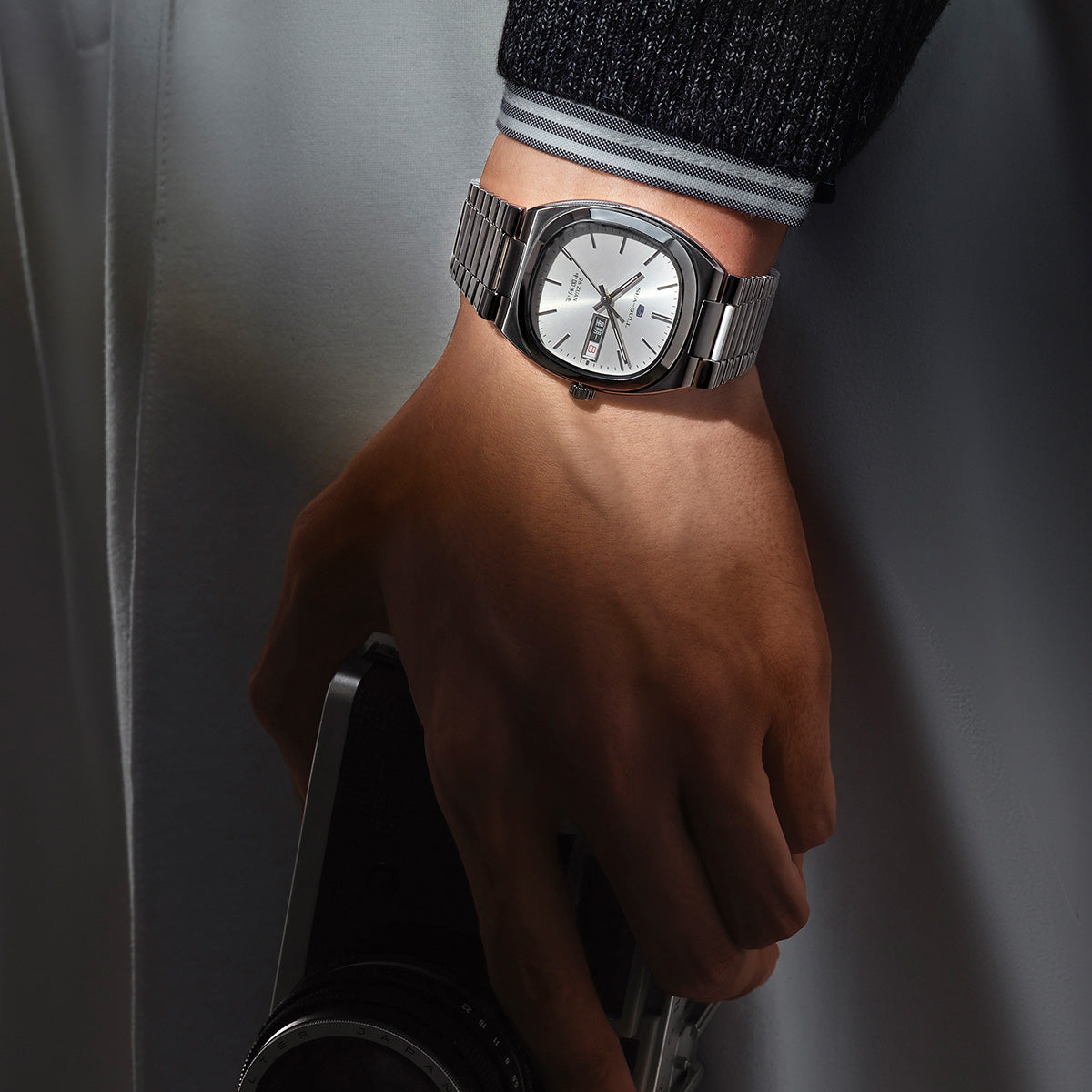 Jour-Date Calendrier Tonneau Habillée 34mm