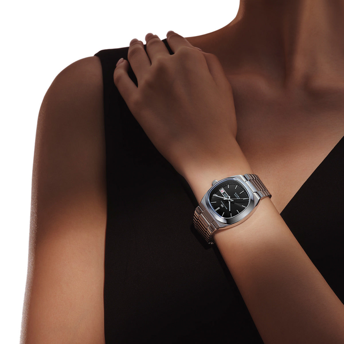 Jour-Date Calendrier Tonneau Habillée 34mm