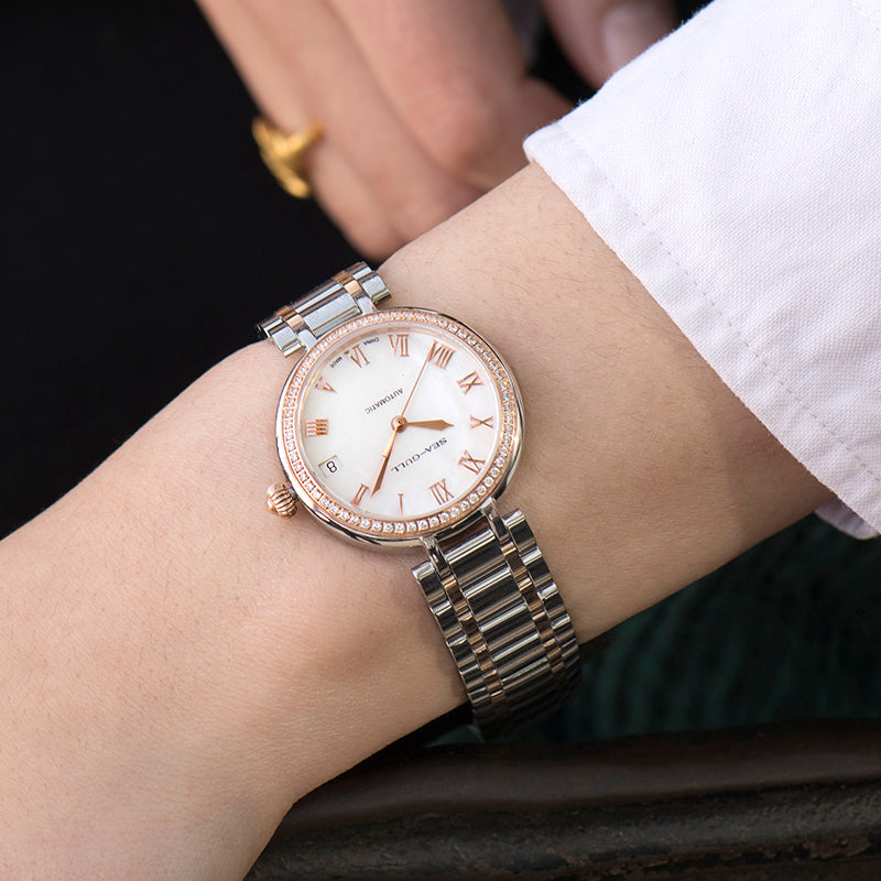 Femme Minimaliste Chiffres Romains Habillée 32mm