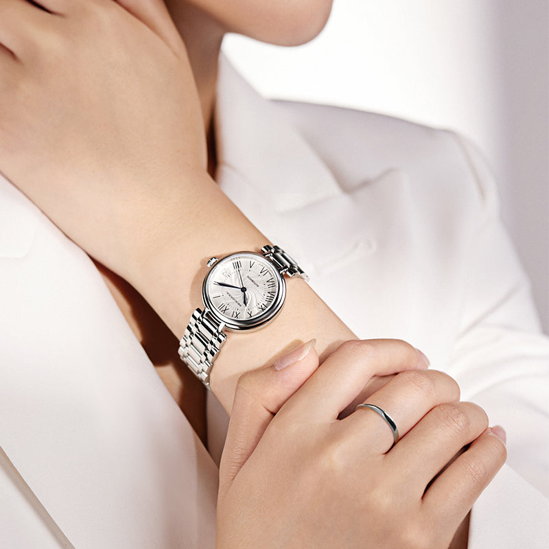 Femme Minimaliste Chiffres Romains Habillée 32mm