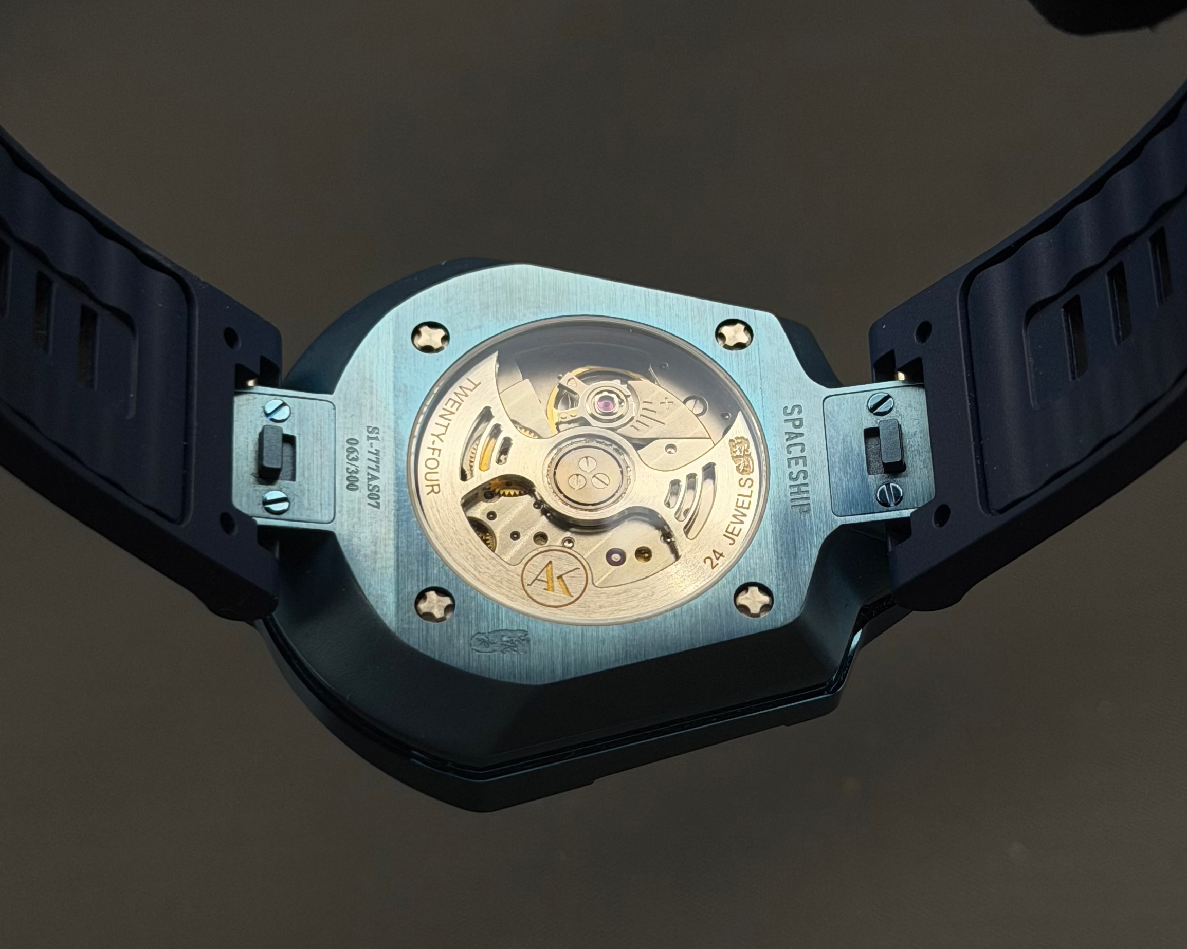 ATOWAK – Abyssal Blue Spaceship