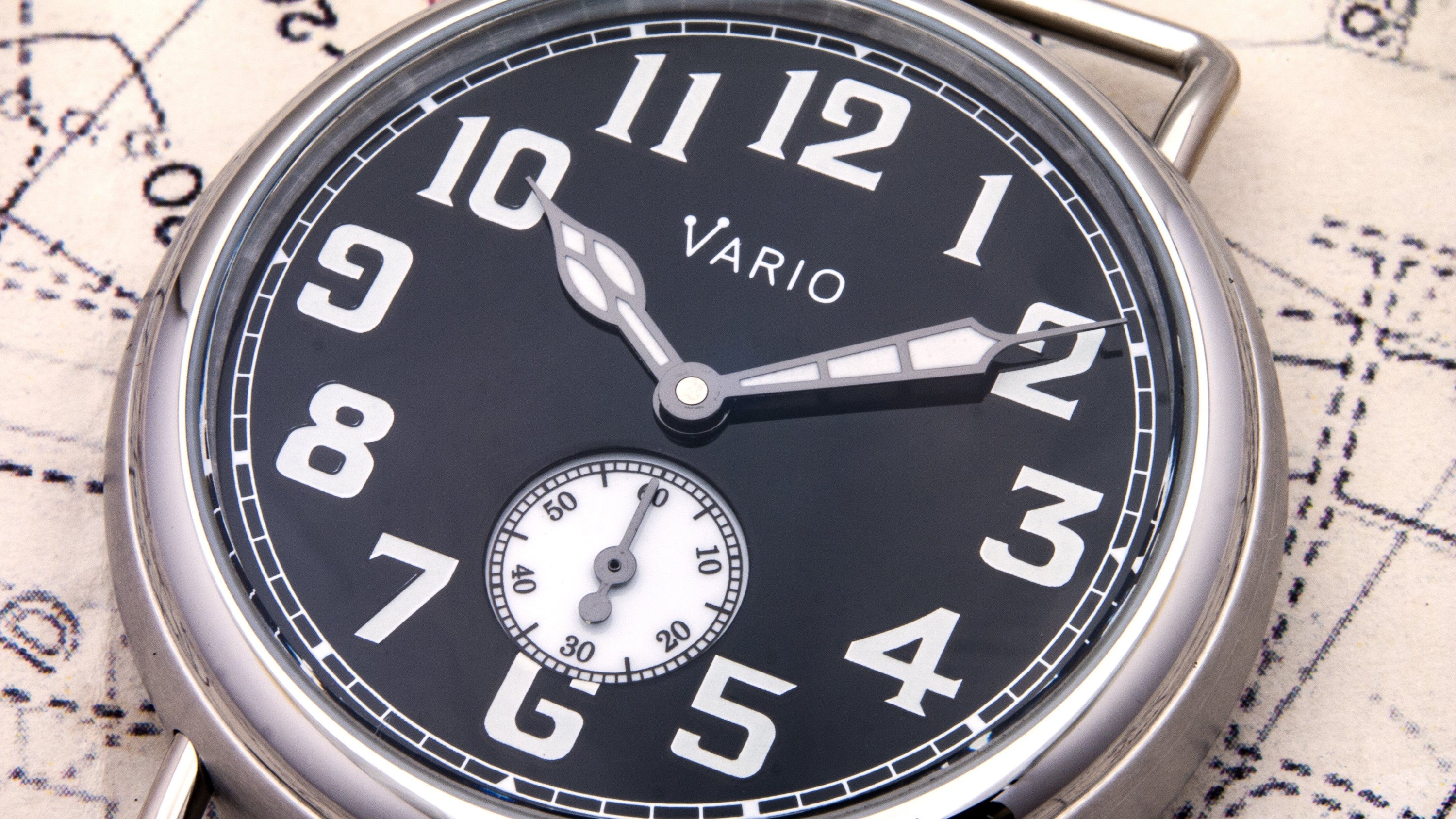 Vario 1918 Trench à cadran noir et luminescent blanc