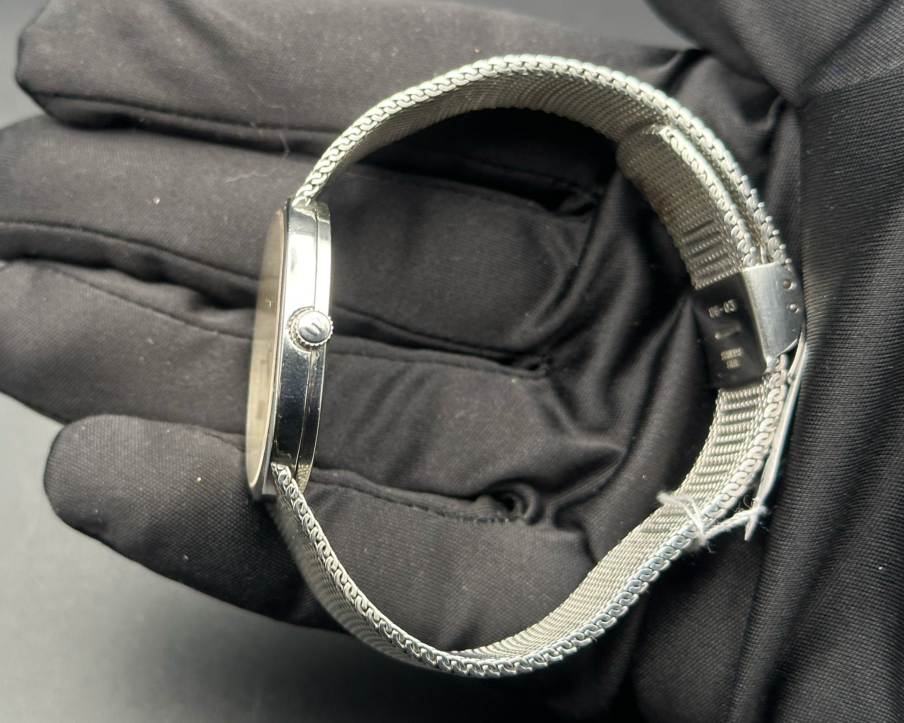 Universal Geneve white shadow dial integrated bracelet